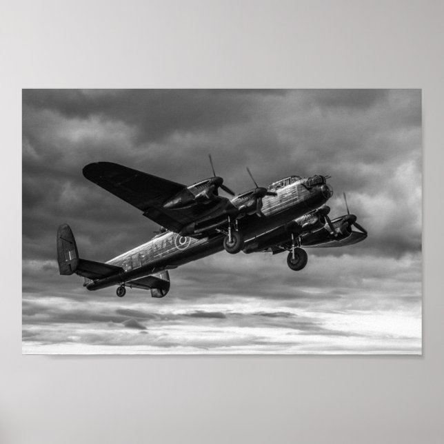 Lancaster Bomber im Himmelmono Poster (Vorne)