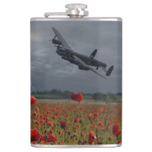 Lancaster Bomber über einem Mohnfeld