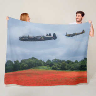 Lancaster Bomber über einem Mohnfeld Fleecedecke