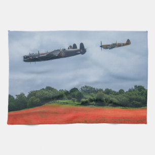 Lancaster Bomber über einem Mohnfeld Geschirrtuch