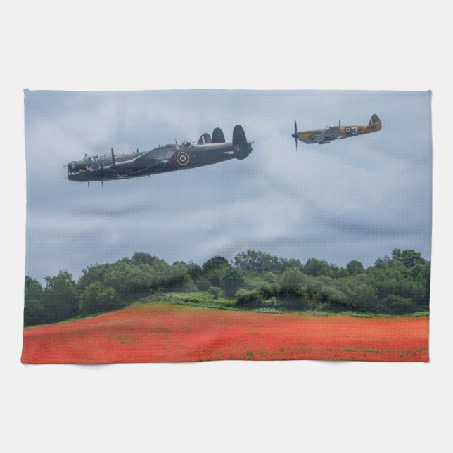 Lancaster Bomber über einem Mohnfeld Geschirrtuch (Horizontal)