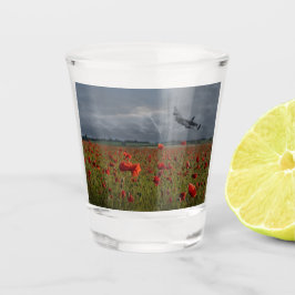Lancaster Bomber über einem Mohnfeld Schnapsglas