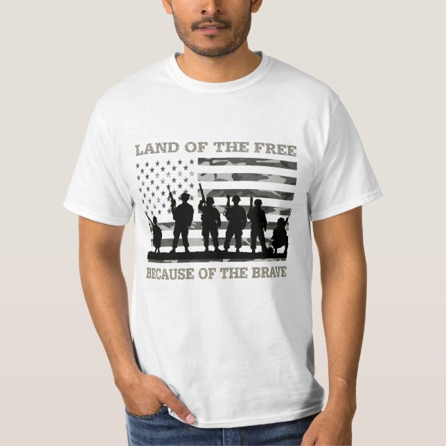 Land der Freiheit wegen der tapferen Soldaten T-Shirt (Vorderseite)