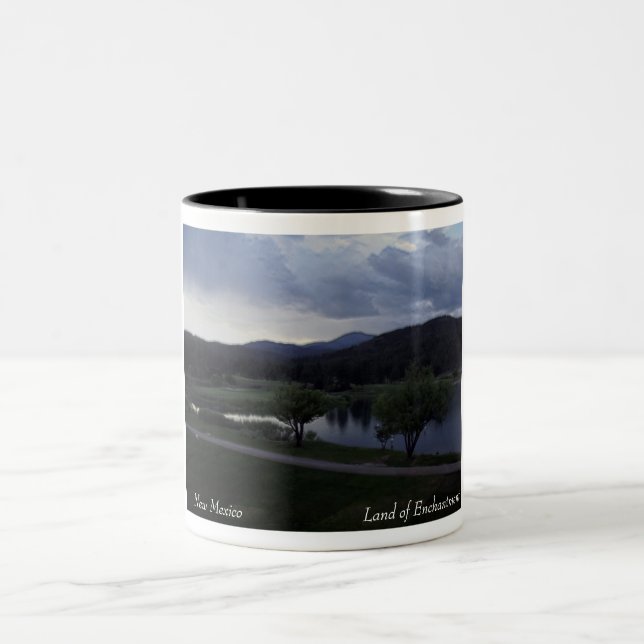 Land der Verzauberung, New Mexiko Zweifarbige Tasse (Mittel)