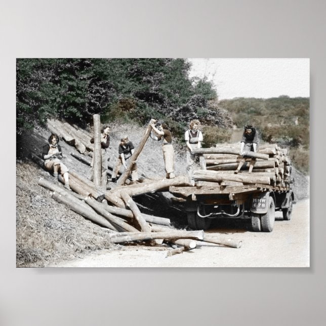 Land Girls Hauling Logs II. Weltkrieg Poster (Vorne)