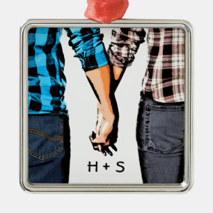 Land-Paar-Junge und Mädchen, die Hände halten Silbernes Ornament