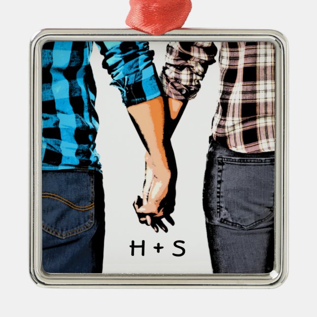 Land-Paar-Junge und Mädchen, die Hände halten Silbernes Ornament (Vorne)