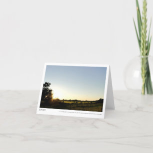 Land-Sonnenuntergang über dem Heu-Ballen-Foto Karte