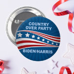 Land über Party Biden Harris Button<br><div class="desc">drängen die Republikaner,  für Joe Biden und Kamala Harris zu stimmen,  indem sie ihr Land über ihr politisches Party stellen. Stimmen Sie blau,  um Amerika bei den Wahlen 2020 retten.</div>