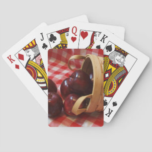 Landäpfel auf einem karierten Tabletts Spielkarten
