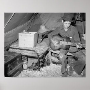 Landarbeiter spielt Gitarre, 1939. Vintage-Foto Poster