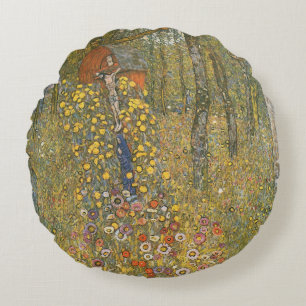 Landgarten mit Kruzifix (von Gustav Klimt) Rundes Kissen