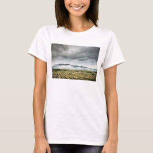 Ländliche Ernte-Felder unter bewölktem Himmel T-Shirt