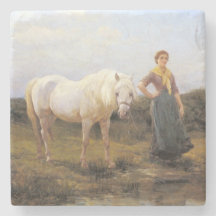 Ländliche Frau, die ein weißes Pferd zum Wasser ni