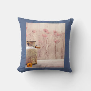 Ländliche Milchkanne im Landhausstil auf Faux-Holz Kissen