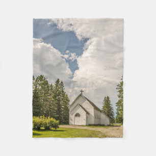 Ländliche weiße Kirche mit einem Kreuz und erstaun Fleecedecke