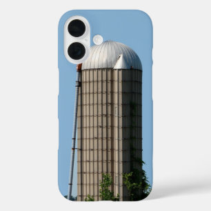 Ländlicher Farm-Silo unter blauem Himmel iPhone 16 Hülle
