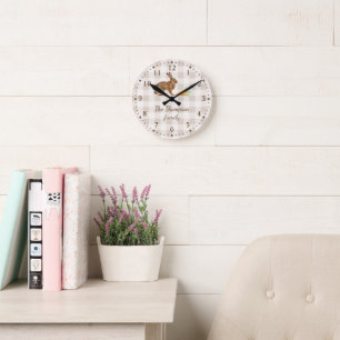 Ländlicher Hase und Karotten Farmhouse Beige Gingh Runde Wanduhr