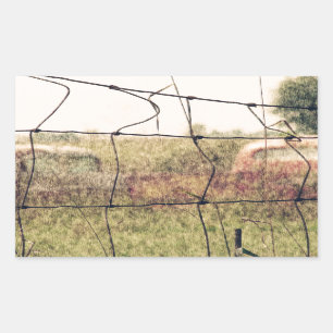 Ländlicher Junkyard, Vechicles, die auf einem Feld Rechteckiger Aufkleber