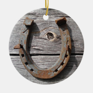 Ländlicher rostiger hängender keramik ornament