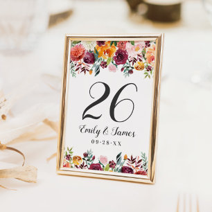 Ländliches burgunderrotes Herbst-Blumen-Hochzeitsm Tischnummer