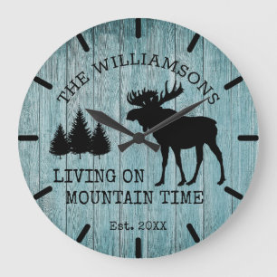 Ländliches Holzhaus auf dem Land, Leben auf Bergze Große Wanduhr
