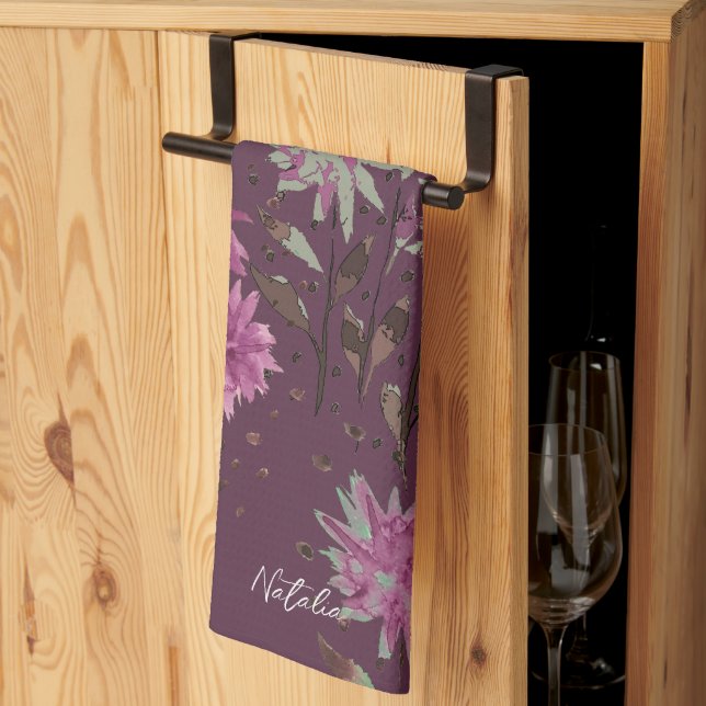 Ländliches modernes lila florales Monogramm Geschirrtuch (Drittel gefaltet)
