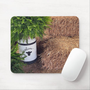 Landmilchkatze mit Farnen und Heuballen Mousepad