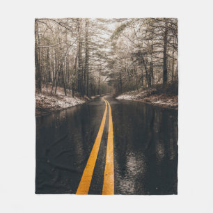 LANDSCAPE-FOTO EINER ASPHALTSTRASSE WÄHREND ES REG FLEECEDECKE