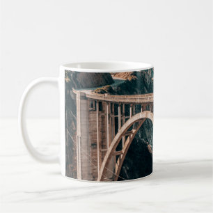 LANDSCAPE FOTOGRAFIE DER GRAUENKONKRETEN BRÜCKE KAFFEETASSE
