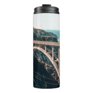 LANDSCAPE FOTOGRAFIE DER GRAUENKONKRETEN BRÜCKE THERMOSBECHER
