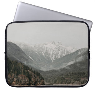 LANDSCHAFT AUS BÄUMEN UND BERG LAPTOPSCHUTZHÜLLE