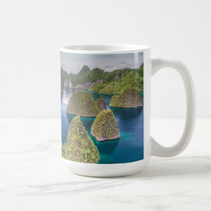 Landschaft der Insel Wayag, Indonesien Kaffeetasse