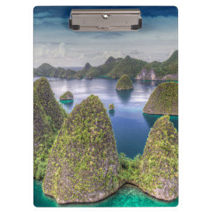 Landschaft der Insel Wayag, Indonesien Klemmbrett