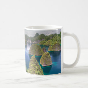 Landschaft der Insel Wayag, Indonesien Tasse