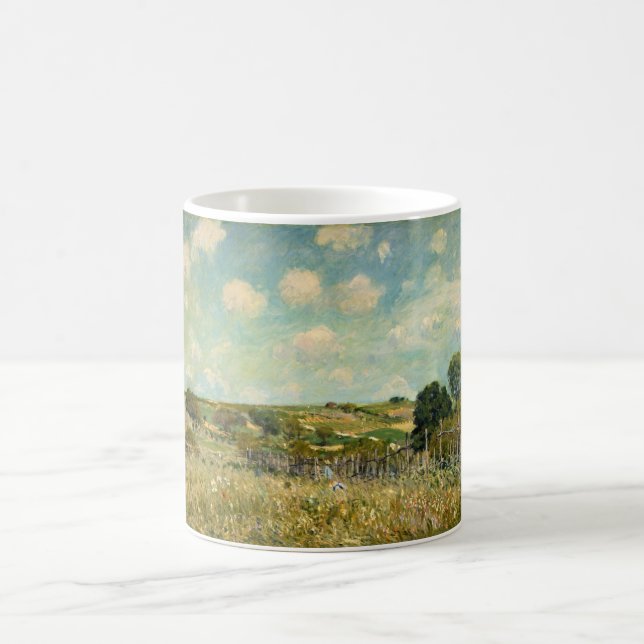 Landschaft der Wiesen (von Alfred Sisley) Kaffeetasse (Mittel)