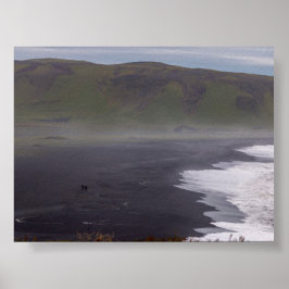 Landschaft des schwarzen Strandes in Island Poster
