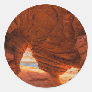 Landschaft einer erodierten Sandsteinhöhle Runder Aufkleber
