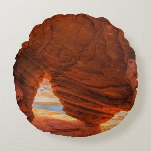Landschaft einer erodierten Sandsteinhöhle Rundes Kissen