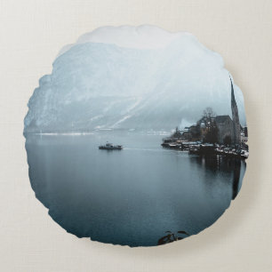 LANDSCHAFT FOTO DES WASSERKÖRPERS IN DER NÄHE DES RUNDES KISSEN