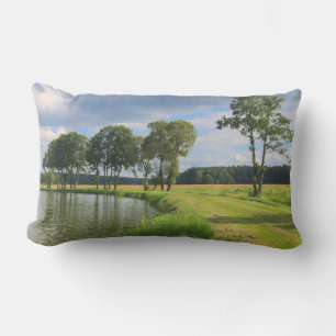 Landschaft mit Bäumen, Wasser und bewölktem Himmel Lendenkissen