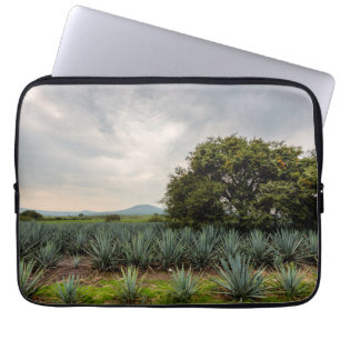 Landschaft mit blauer Agave Laptopschutzhülle