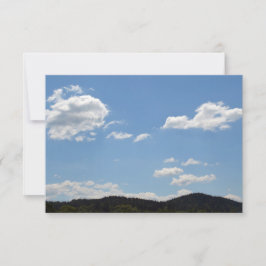 Landschaft mit grünen Hügeln, Bäumen und Wolken Dankeskarte