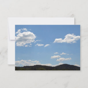 Landschaft mit grünen Hügeln, Bäumen und Wolken Dankeskarte