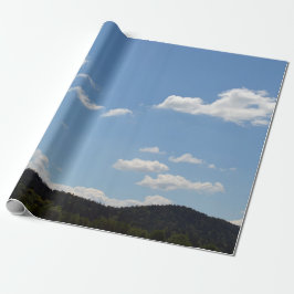 Landschaft mit grünen Hügeln, Bäumen und Wolken Geschenkpapier