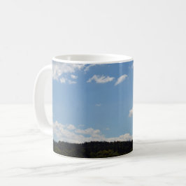 Landschaft mit grünen Hügeln, Bäumen und Wolken Kaffeetasse