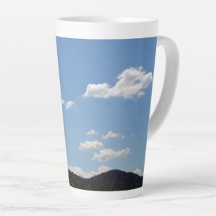 Landschaft mit grünen Hügeln, Bäumen und Wolken Milchtasse