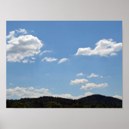 Landschaft mit grünen Hügeln, Bäumen und Wolken Poster
