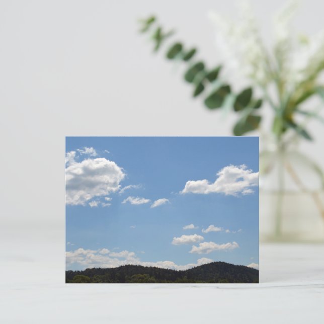 Landschaft mit grünen Hügeln, Bäumen und Wolken Postkarte (Stehend Vorderseite)