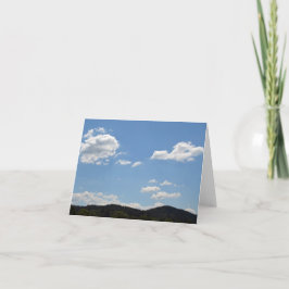 Landschaft mit grünen Hügeln, Bäumen & Wolken Post Karte